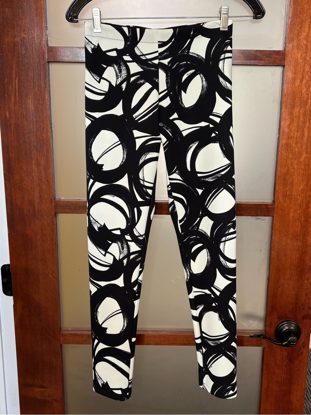 SHAN Black & White Circular Print Cropped Leggings